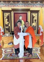　首相国家顧問の任命式に出席した河井克行元法相（左）とブータンのトブゲイ首相＝３月４日、ティンプー（河井氏提供・共同）