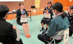 それぞれの考えについて楽しく話す参加者ら（鳥取県教委提供）