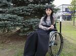 　車いすに乗って生活するモデルの木下春菜さん＝北海道函館市