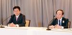 　Ｇ７財務相・中央銀行総裁会議の閉幕後、記者会見する加藤財務相（左）と日銀の植田総裁＝２２日、カナダ・バンフ（共同）