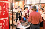 買い物客に困り事などを聞くエプロン姿の学生たち＝２７日、米子市車尾３丁目のマルイ車尾店