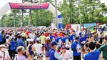 沿道の声援を受けスタートするランナーたち＝１８日、北栄町由良宿のお台場公園