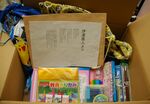 鳥取こども学園に贈られた文房具＝２０１１年１月10日、鳥取市