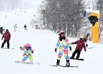 但馬地域のスキー場は雪不足で営業日数を確保できなかったことに加え、「雪がない」との風評にも悩まされた（今年１月８日、ハチ北スキー場）