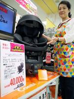 　定額減税に合わせたセールで、税抜き４万円となるチャイルドシート＝３日午前、東京都品川区の「イオンスタイル品川シーサイド」