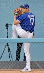 　ブルペンで投球するドジャース・大谷＝ロサンゼルス（共同）