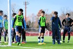 セットプレーの位置取りを細かく確認する中村監督（右から２人目）と米子北イレブン＝さいたま市内