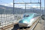 　北海道北斗市内を走行する北海道新幹線の車両