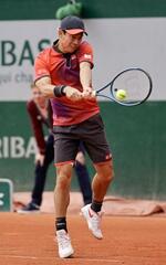 　男子シングルス２回戦でプレーする錦織圭＝パリ（共同）