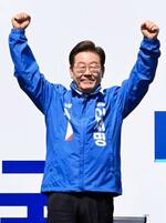 　ソウル中心部で支持を訴える野党「共に民主党」の李在明前代表＝１２日（共同）