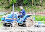 トラクターは溝や段差で転倒しやすいため注意が必要＝南部町能竹