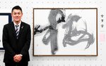 「ますます精進したい」と話す山根さんと、受賞作「梅」＝東京都台東区の東京都美術館