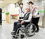  車いすを押す一日大使の入江さん＝２５日、米子市西町 