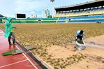 チュウブが栽培した芝を手植えする現地の作業員＝１１月、マレーシアパハン州クアンタンのダルル・マクムール・スタジアム（チュウブ提供）