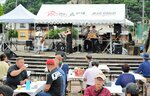  音楽と飲食を同時に楽しむ来場者ら＝１日、米子コンベンションセンター前 