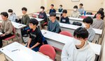 今年３回目の県高校入試統一模試に臨む生徒たち＝３日、境港市上道町の若葉学習会専修学校境港校