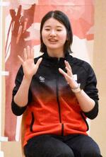 　手話を用いて都の職員向けに講話を行ったデフバレーボール女子日本代表候補の長谷山優美選手＝１３日、東京都新宿区