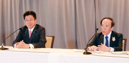 　Ｇ７財務相・中央銀行総裁会議の閉幕後、記者会見する加藤財務相（左）と日銀の植田総裁＝２２日、カナダ・バンフ（共同）