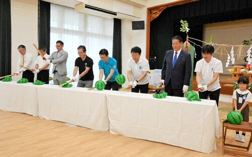 スイカ柄の紙風船をたたいて海開きを祝う関係者たち＝８日、米子市皆生温泉３丁目