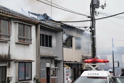 25日午後１時半ごろ、米子市冨士見町