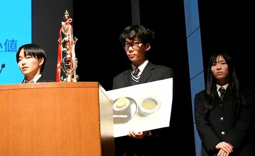 最優秀賞に選ばれた（左から）浜吉さん、坂根さん、浜野さん