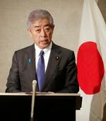 　訪問先のベルギーで記者団の取材に応じる岩屋外相＝３日、ブリュッセル（共同）