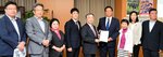 谷氏（右から５人目）に要望書を手渡す湯原氏（同４人目）ら＝２９日、東京都千代田区の内閣府