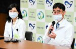 レカネマブの投与開始について説明する足立准教授（右）と花島教授＝１１日、米子市西町の鳥取大医学部付属病院