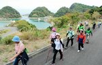 眼下に広がる居組漁港を眺めながらウオーキングを楽しむ参加者＝１４日、兵庫県新温泉町居組