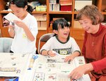 スクラップ新聞を作る児童