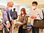 来場者に製品を紹介するメーカー担当者（左）