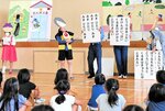 替え歌で交通ルールを教える境港交通安全レディースクラブのメンバーら