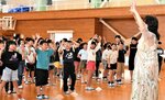 コンサートを楽しみながら地元愛を育む児童ら＝２４日、岩美町新井の岩美南小