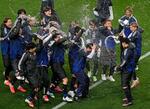 　サッカーＷ杯アジア最終予選でバーレーンを下し８大会連続８度目のＷ杯出場を決め、大喜びの日本代表＝２０日、埼玉スタジアム