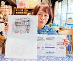 新たに発行した塗り絵本を披露する森井さん