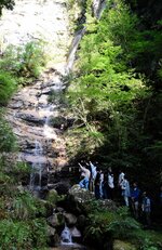 瀧山神社境内にある龍王滝を見学する学生ら