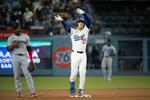 　米大リーグ、ドジャースのエドマン（右）＝４月、ロサンゼルス（ＡＰ＝共同）