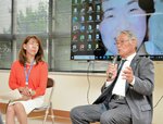 松本京子さんへの思いを語る兄の孟さん（右）＝７日、米子市和田町の和田公民館