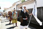 法衣や甲冑に身を包み、白壁土蔵群内を進む時代行列＝３日、倉吉市新町１丁目