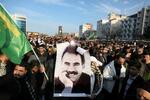　２月、トルコ南東部ディヤルバクルでＰＫＫ指導者オジャラン受刑者の写真を掲げる人たち（ロイター＝共同）