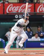 　１０回西武無死二塁、平沼が右前打を放つ。右翼手の悪送球で二走仲田が生還、サヨナラとなる＝ベルーナドーム