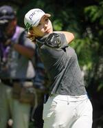 　第１ラウンド、４番でティーショットを放つ渋野日向子＝サハリーＣＣ（共同）