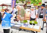 「ＭＳＣベリッシマ」の乗客に皆生温泉を案内する担当者＝２５日、米子市皆生温泉３丁目