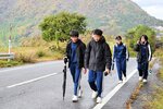 但馬牧場公園を目指して歩く生徒＝新温泉町丹土