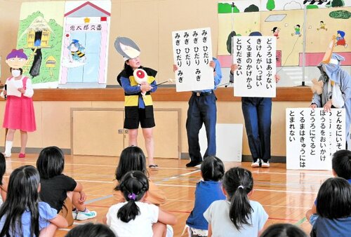 替え歌で交通ルールを教える境港交通安全レディースクラブのメンバーら