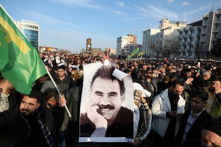 　２月、トルコ南東部ディヤルバクルでＰＫＫ指導者オジャラン受刑者の写真を掲げる人たち（ロイター＝共同）