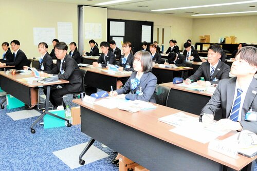メモをとりながら真剣に話を聞く新入行員