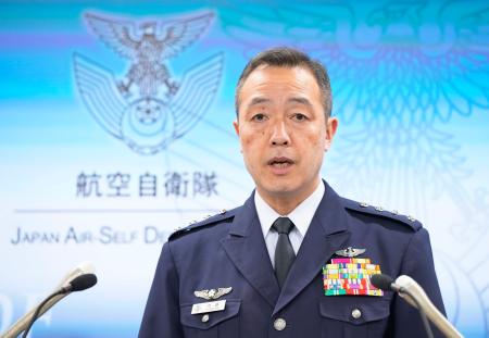 　記者会見する航空自衛隊の内倉浩昭航空幕僚長＝２２日夜、防衛省