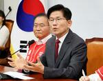 　１５日、韓国の国会で記者会見する保守系与党「国民の力」候補の金文洙氏（聯合＝共同）