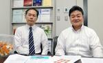 　取材に応じる松山大の奥山聡教授（右）と天倉吉章教授＝５月、松山市